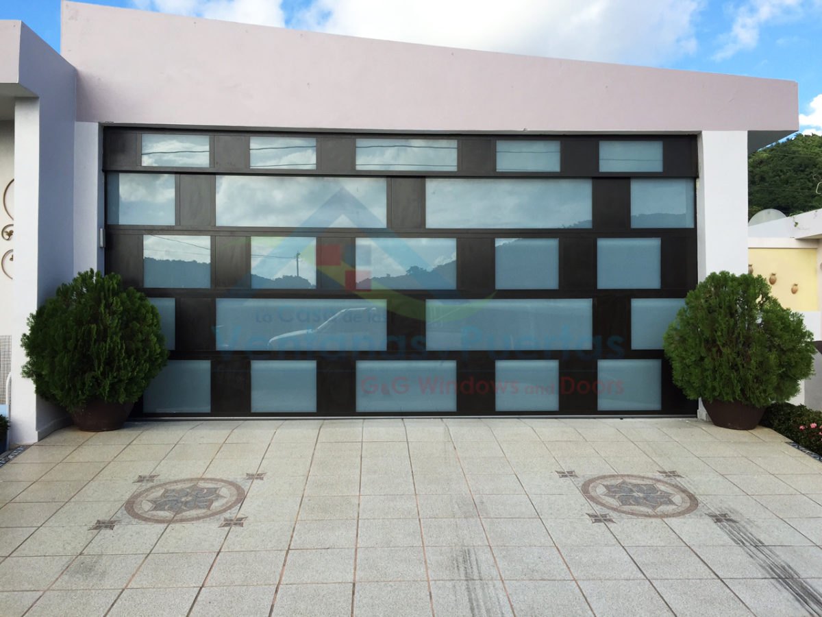 Puertas de garaje - La Casa de las Ventanas