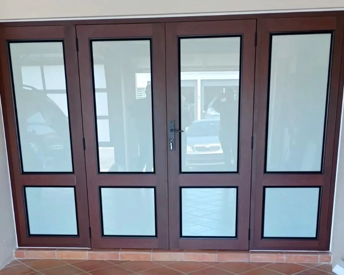 Conjunto de puertas con marcos marrones y paneles de cristal.